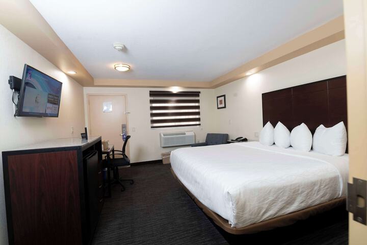 1 King Bed (2 of 8)
