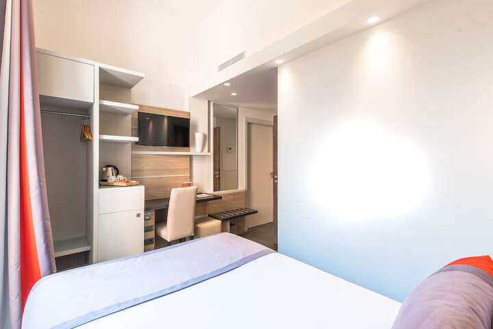 Room 26 of 103