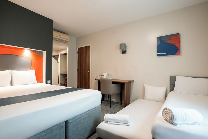 Room 16 of 36