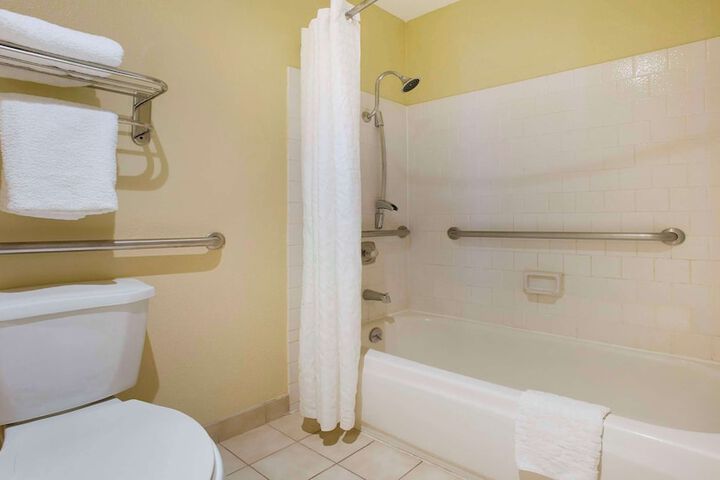 1 Queen Bed Desk Microwave and Refrigerator WiFi Full Breakfast (12 of 21)
