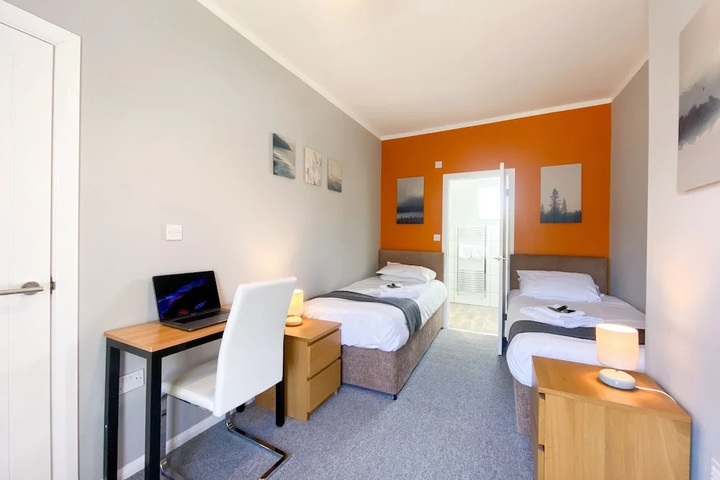 Room 2 of 10