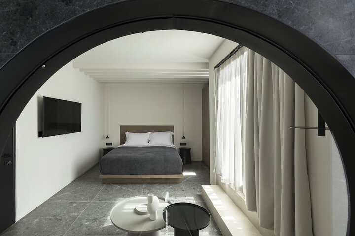Room 33 of 81