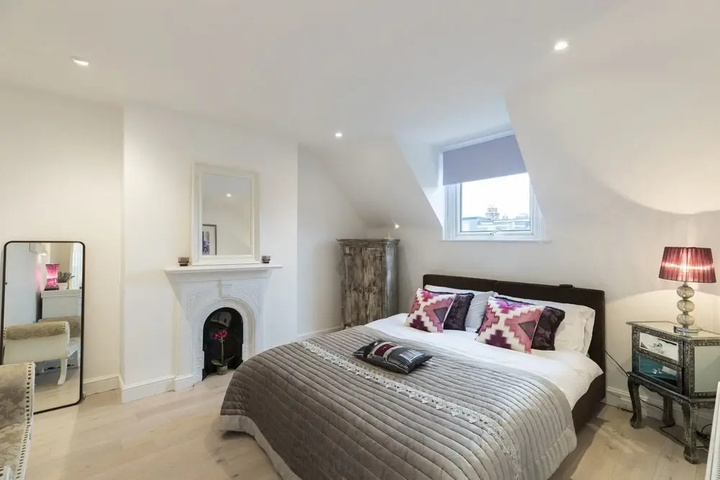 Dazzling 2BR flat near by East Putney station VR