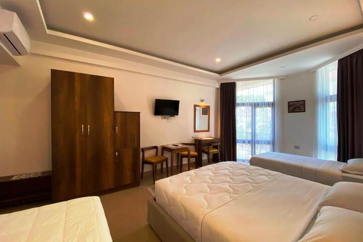 Room 33 of 114