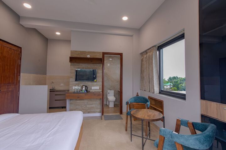 Room 2 of 10