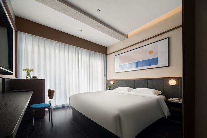 Room 4 of 25