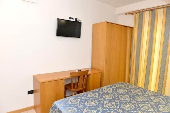 Room 8 of 11