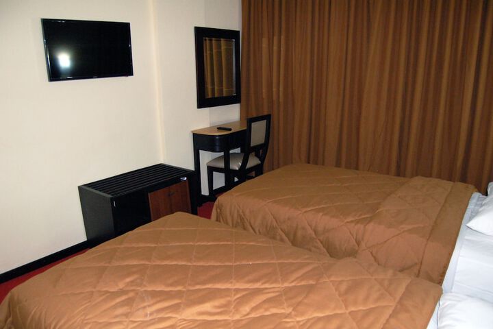 Room 10 of 32