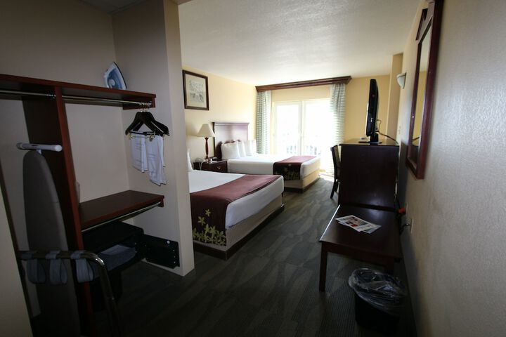 2 Queen Beds Accessible (11 of 11)