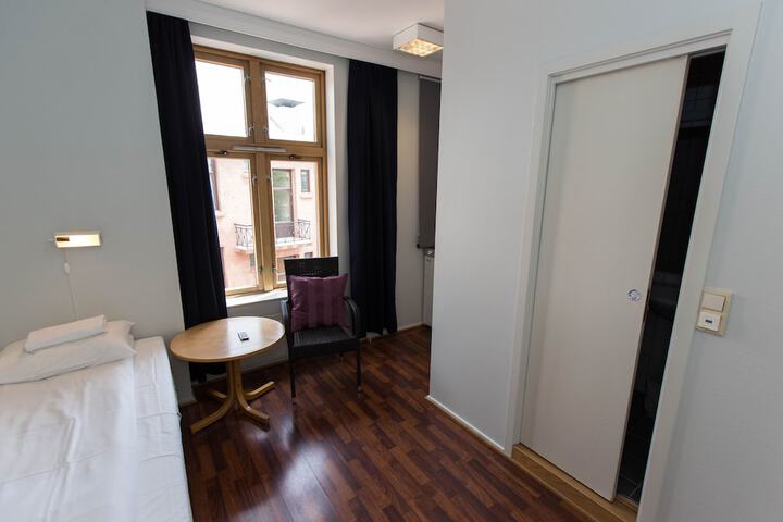 Room 4 of 60