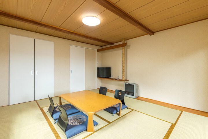 Room 11 of 48