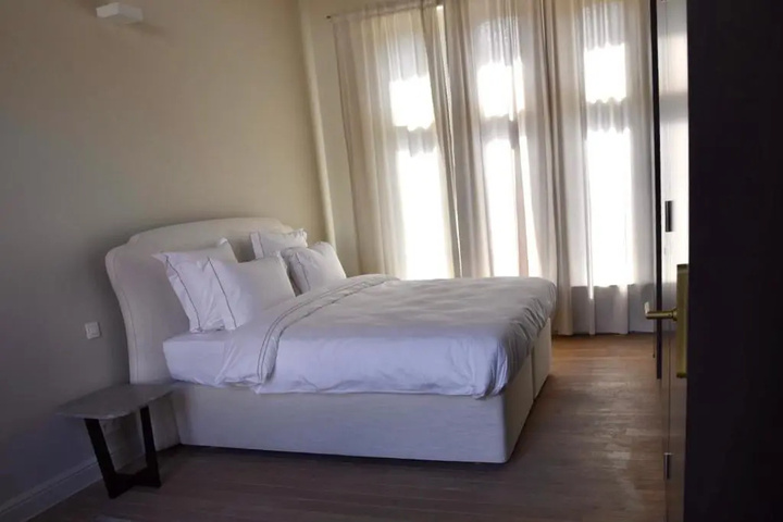 Room 7 of 18