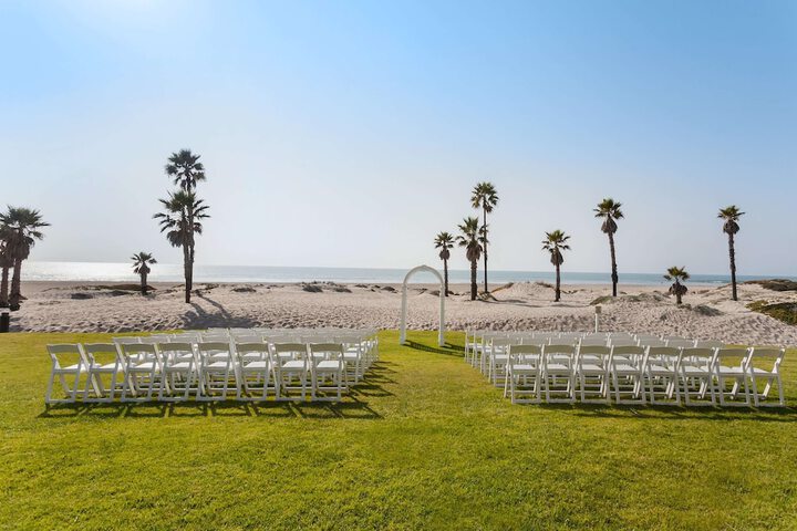 Zachari Dunes on Mandalay Beach Curio Collection by Hilton Oxnard ...
