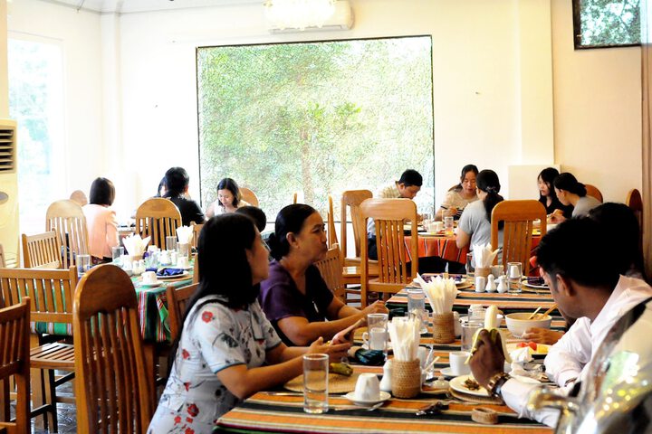 Dining 35 of 49