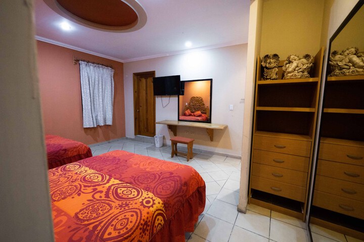 Room 6 of 33