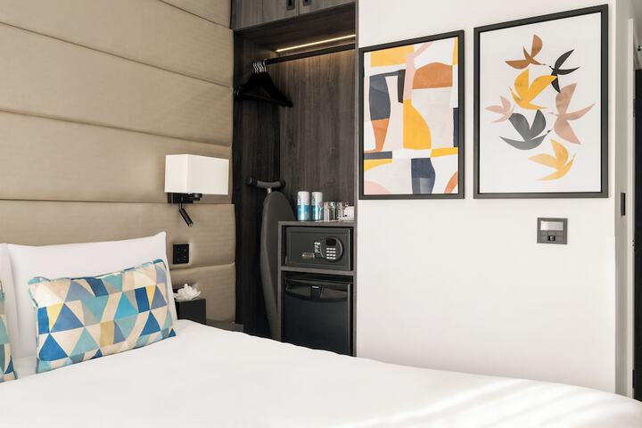 Room 37 of 61
