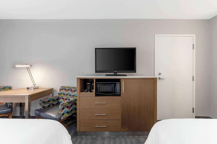 2 Queen Beds Microwave and Refrigerator WiFi Full Breakfast (4 of 10)