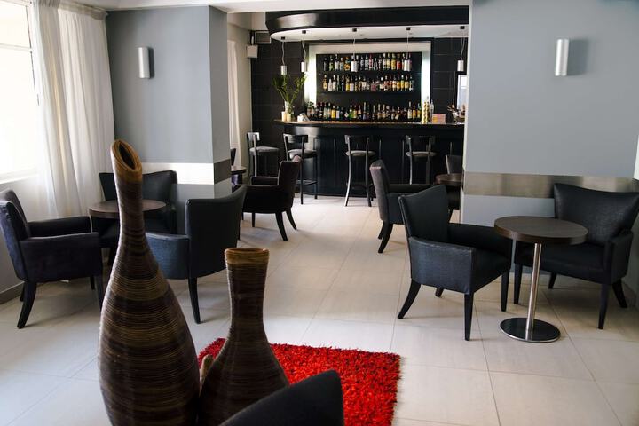 Lounge 63 of 79