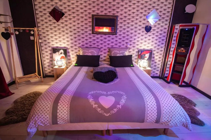 Room 2 of 10