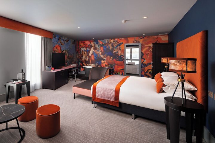 Room 18 of 100
