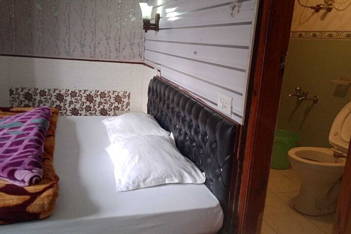 Room 6 of 13