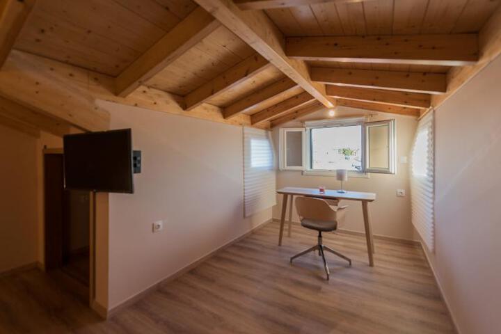 Room 8 of 10