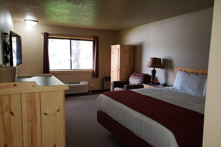 1 King Bed (3 of 6)
