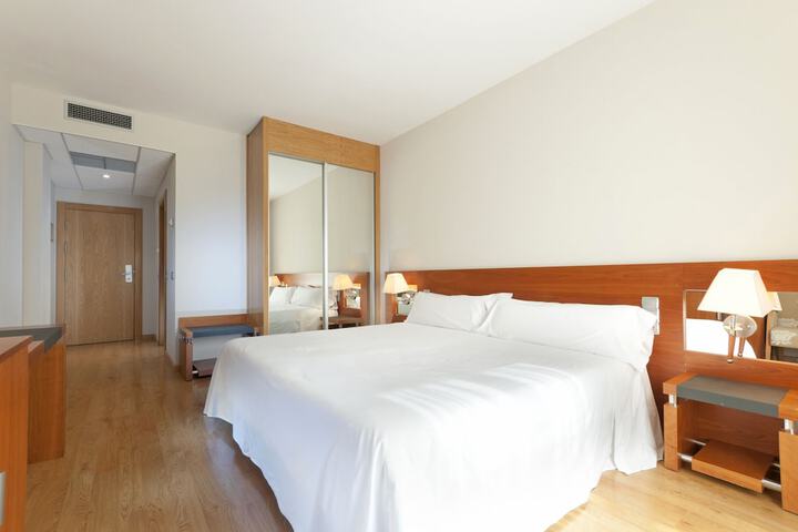 Room 8 of 33