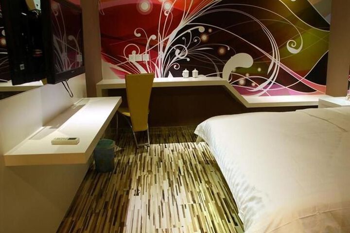 Room 6 of 17