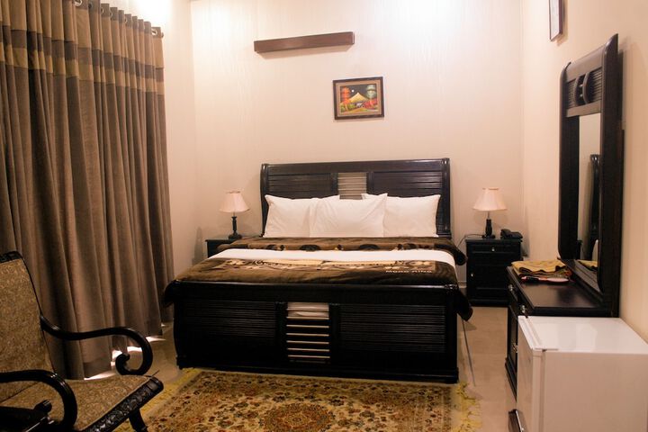Room 4 of 11