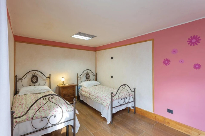 Room 5 of 18