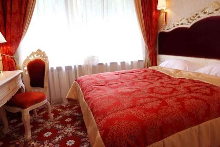 Room 9 of 33