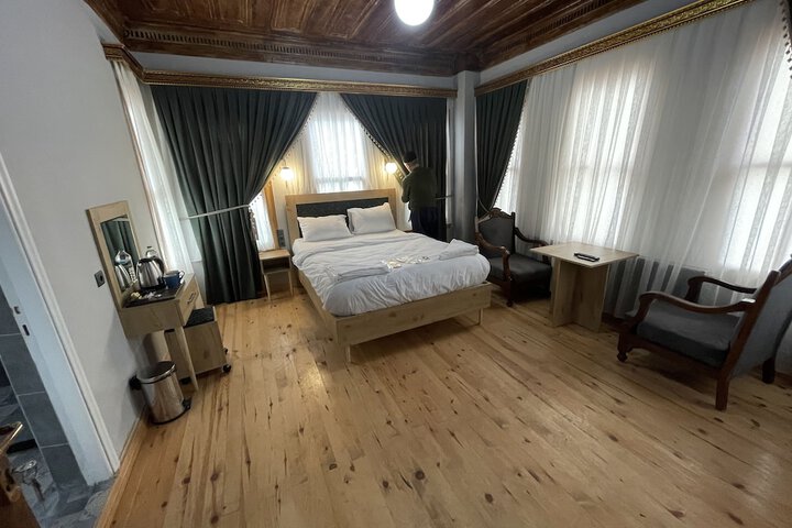 Room 8 of 100