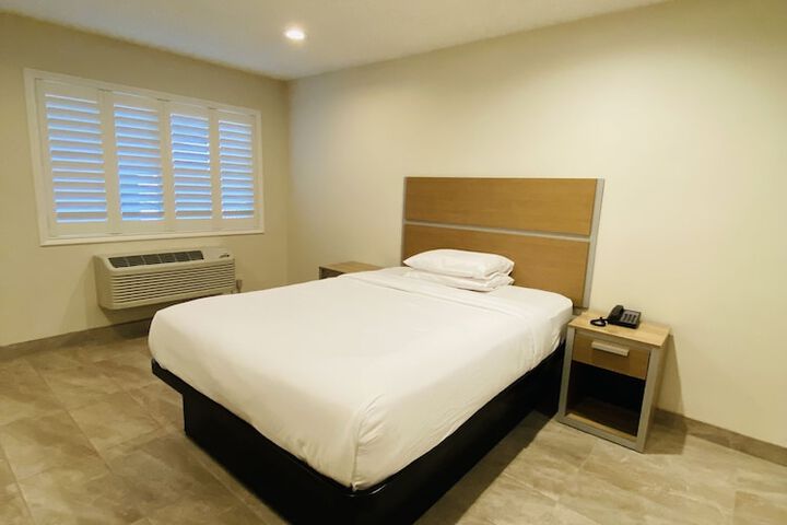 1 Queen Bed (17 of 17)
