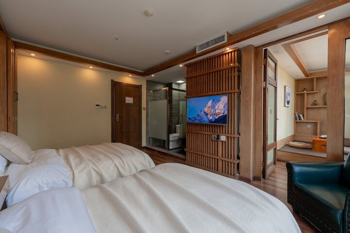 Room 8 of 90