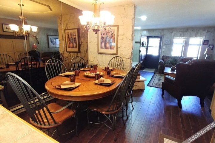 Image of Claimjumper_townhouse_14
