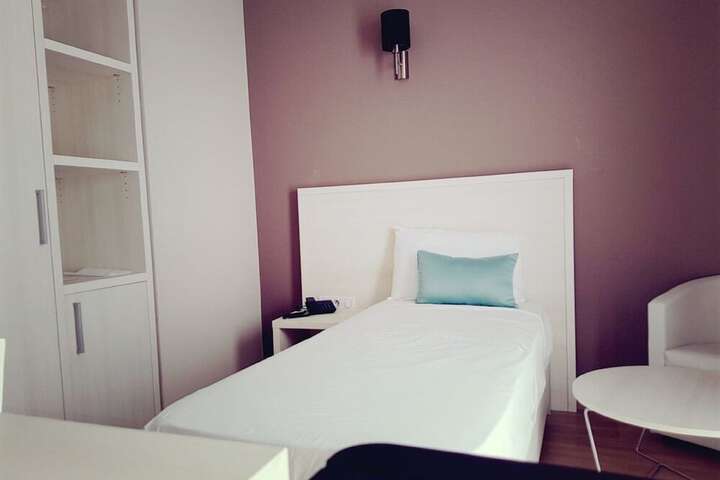 Room 9 of 34