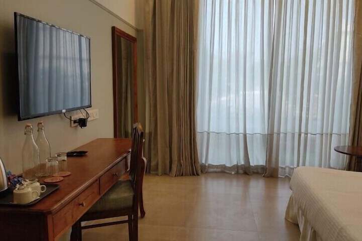 Room 12 of 103