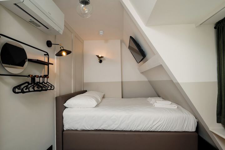 Room 12 of 50