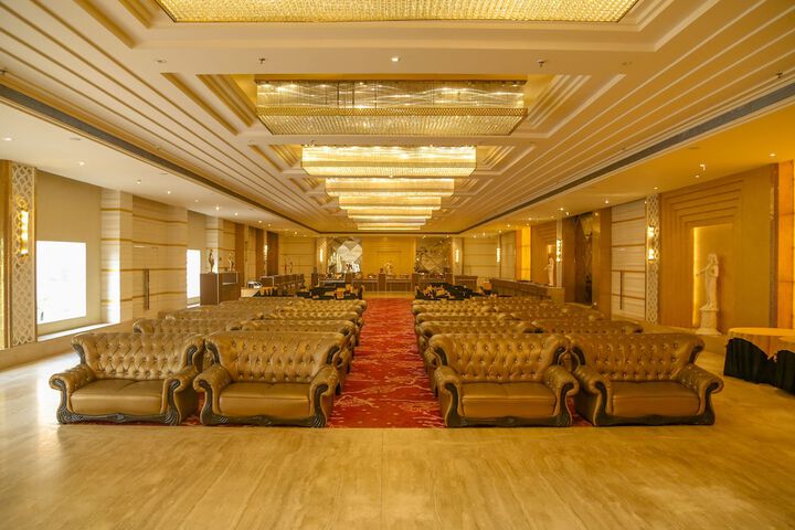 Ballroom/Hall 15 of 17