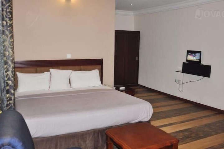 Room 4 of 15