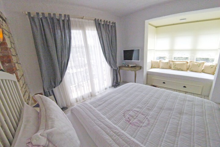 Room 8 of 77