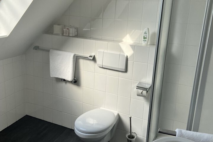 Room 9 of 37