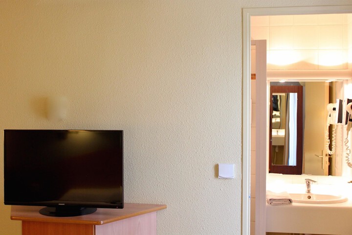 Room 9 of 18