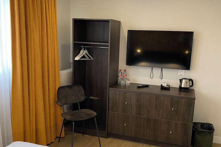 Room 6 of 24