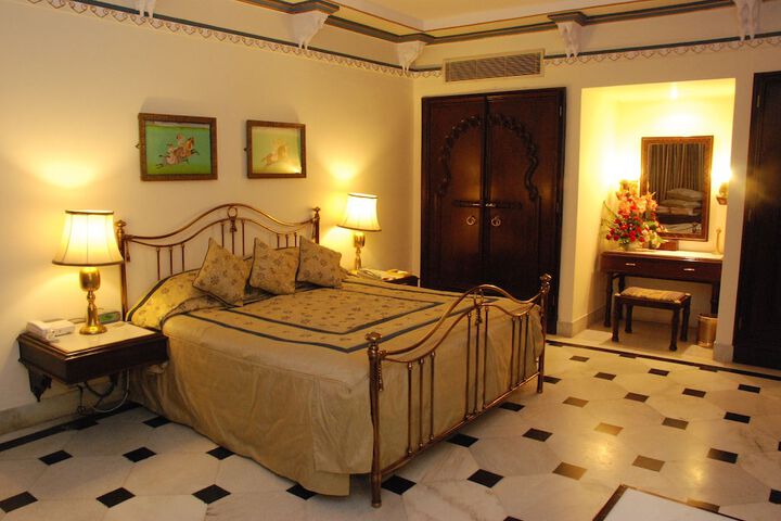Room 7 of 90