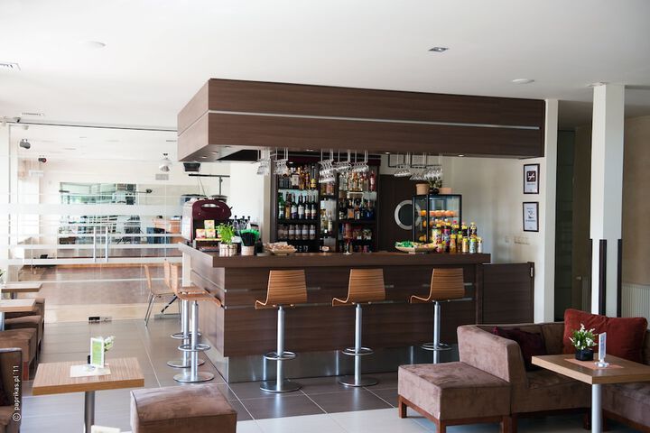 Lounge 88 of 102