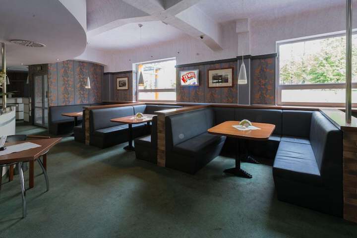 Lounge 36 of 41