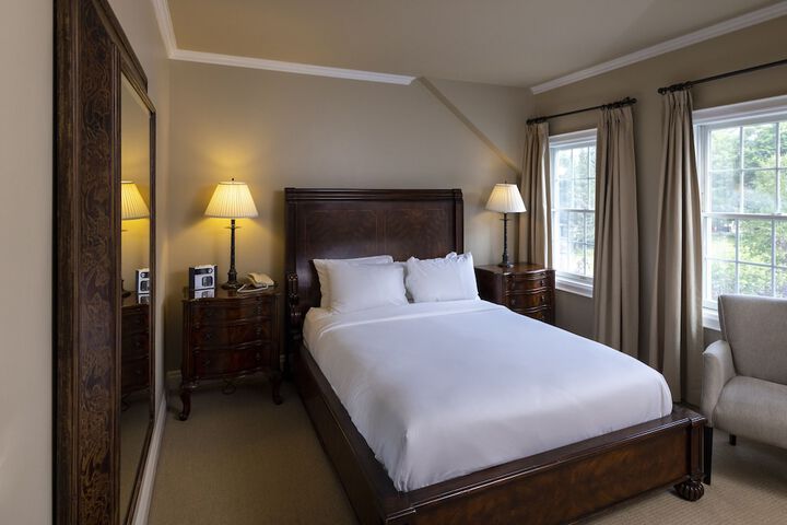 1 Queen Bed Garden View (1 of 7)