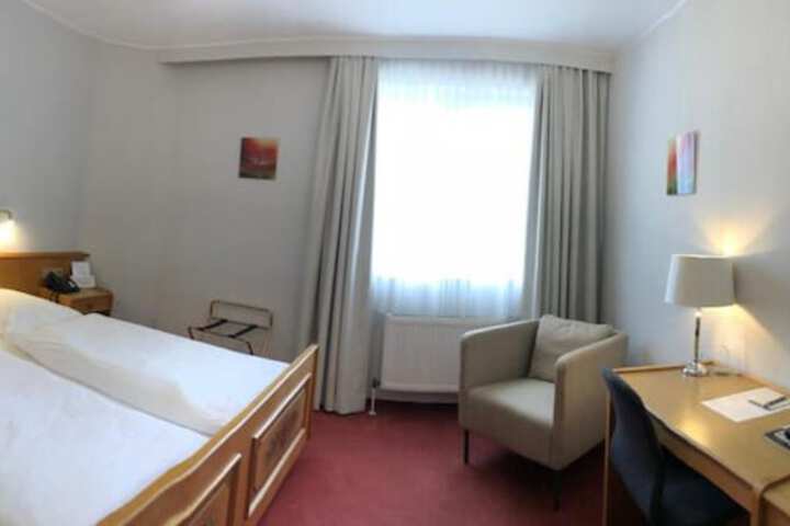 Room 12 of 32